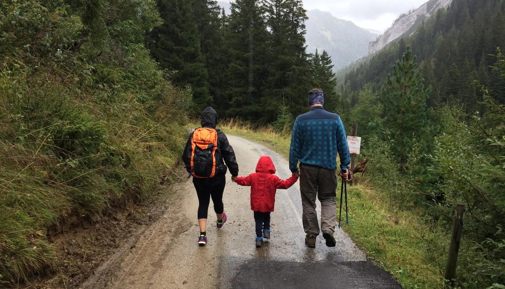 Una familia camina por el bosque.